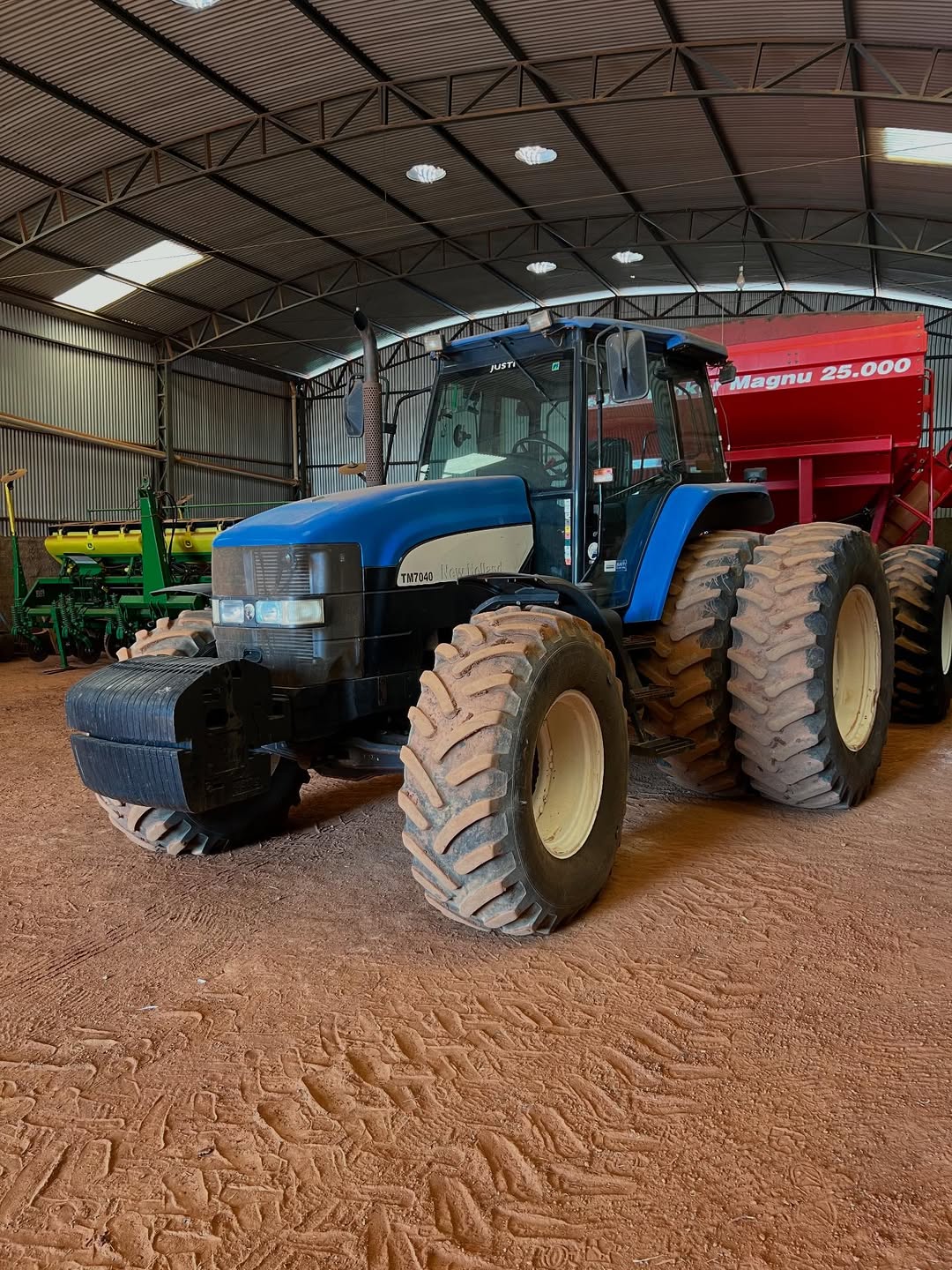 New Holland TM 7040 180cv 2013 - Funcionando