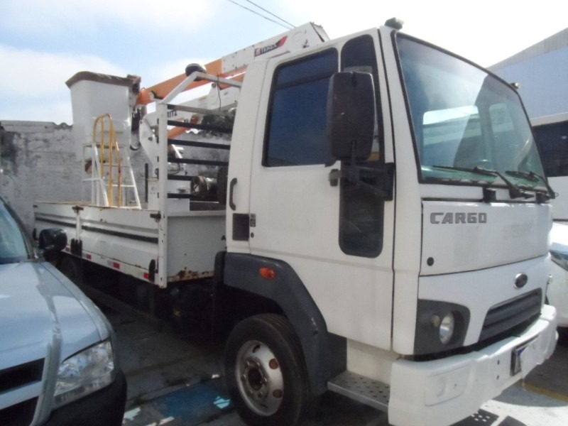 FORD – CAMINHÃO CARGO 816 S COM CESTO AÉREO | 2014/2015 | DIESEL | BRANCA – FUNCIONANDO