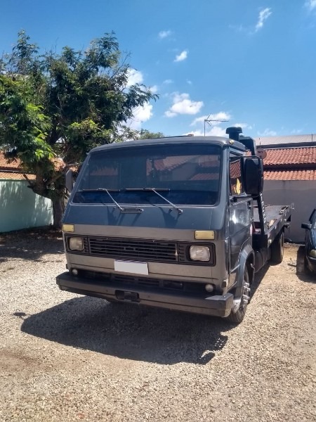 MERCEDES-BENZ – CAMINHÃO 7110 | 1990/1990 | DIESEL | CINZA | TURBINADO, PLATAFORMA, REDUTOR E ASA DELTA – FUNCIONANDO