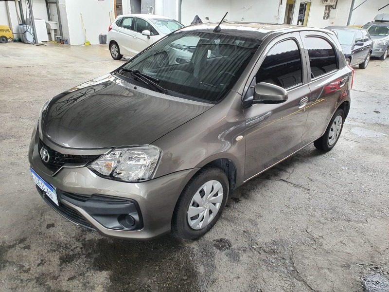 TOYOTA – ETIOS HB X 1.3L MT | 2018/2018 | FLEX (ÁLCOOL/GASOLINA) | CINZA – FUNCIONANDO